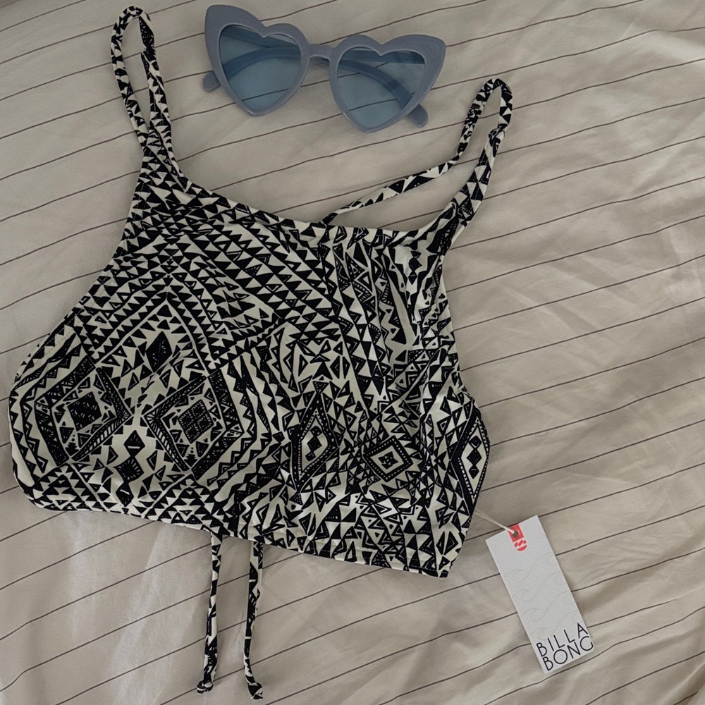 NWT Billabong Black and White Geometric Patterned Bikini Top